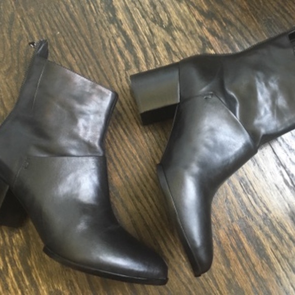 🆕 McQueen Leather Boots - Picture 7 of 17